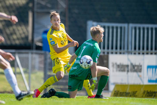 Sundsvalls Pontus Engblom framför Trelleborgs målvakt