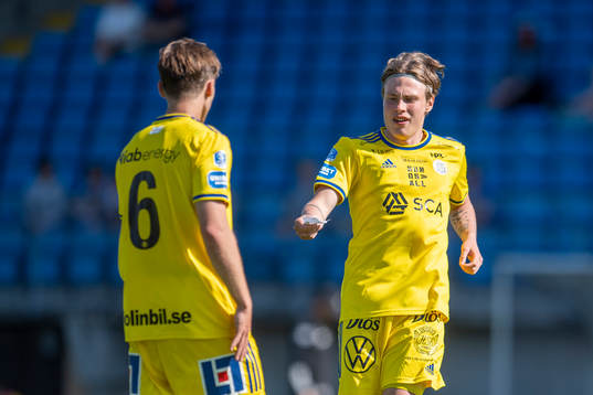 Sundsvalls Jesper Carström lämna över lapp från