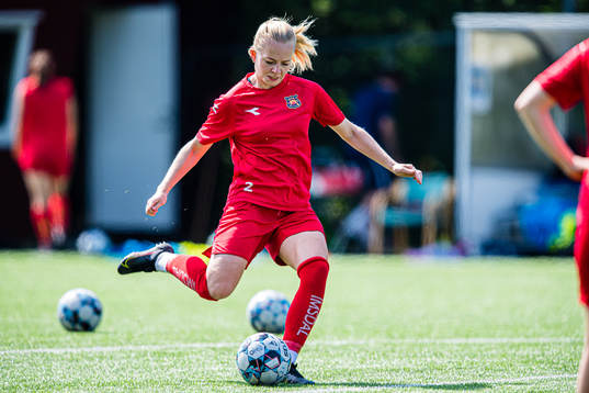 Frida Berg Lyshoel of Røa warms up
