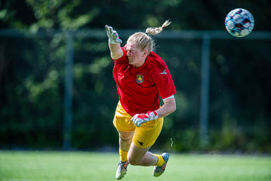 Linn-Mari Nilsen of Røa warms up