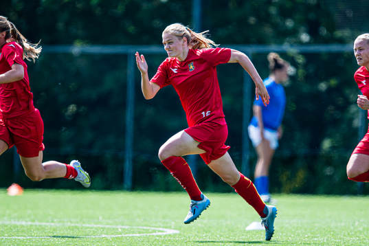 Mathilde Hauge Harviken of Røa warms up
