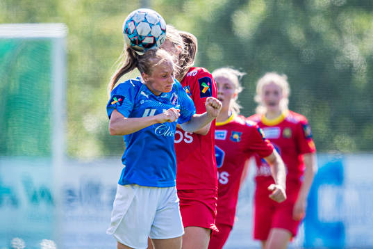 Celina Opland Smith of Grei and Dina Marie Nielsen of Røa