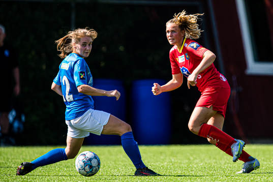 Kamilla Børve Nygård of Grei and Mia Rostad Huse of Røa