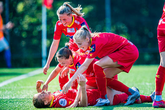 Bläddra bland fler bilder av Football, 1. divison, Røa - Grei