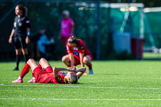 Tuva Lotte Leschbrandt Espås of Røa looks dejected