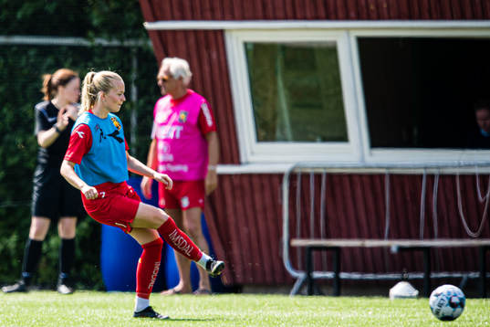 Oline Brekke Fuglem of Røa warms up