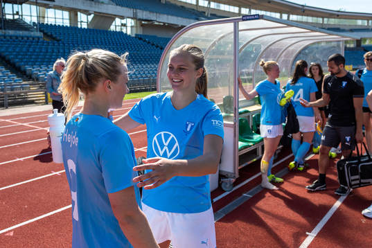Malmö FFs Madeleine Hejde och Ida Lyberg kramas
