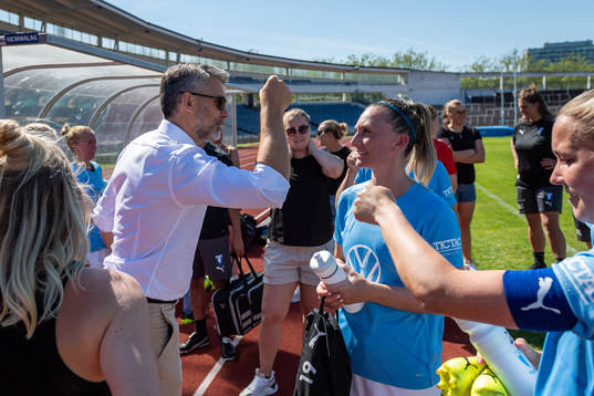 Malmö FFs VD Niclas Carlnén gratulerar spelarna