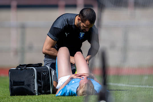 Malmö FFs Stina Stadig har ont och får vård
