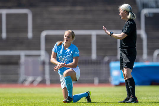 Malmö FFs Ida Lyberg blir tillsagd av domaren