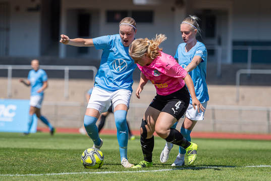 Malmö FFs Rebecka Holm och Melina Skarström mot Lunds