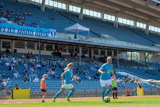 Malmö FFs Elin Björklund och Rebecka Holm framför