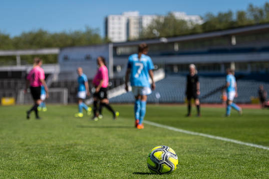 En fotboll ligger på gräsmattan