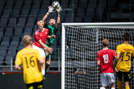 Elfsborgs målvakt Ludvig Målberg och Kalmars Alex