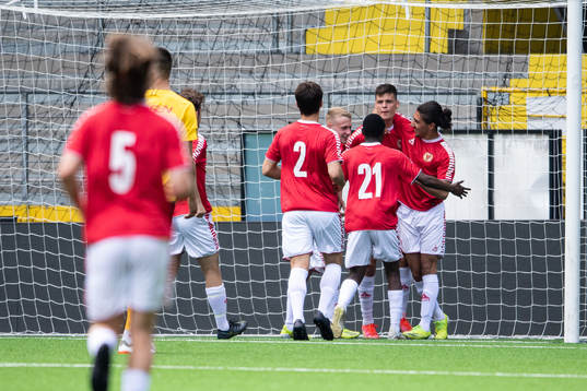 Kalmars Arton Podrimcaku jublar med lagkamraterna