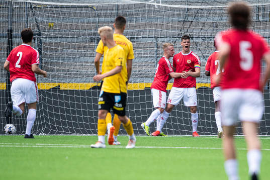 Kalmars Arton Podrimcaku jublar med Lucas Andrén
