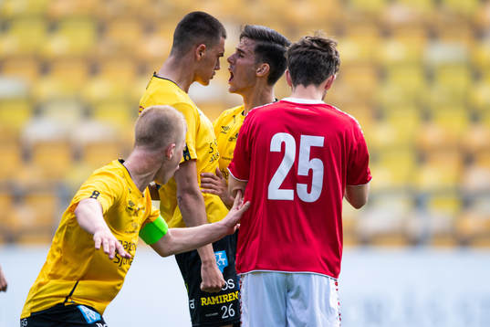 Elfsborgs Amer Jusic jublar med lagkamraterna