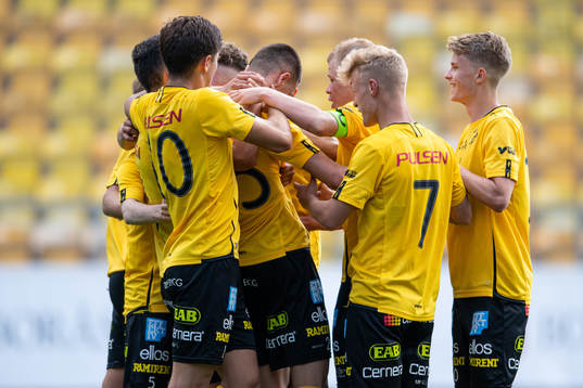 Elfsborgs Amer Jusic jublar med lagkamraterna