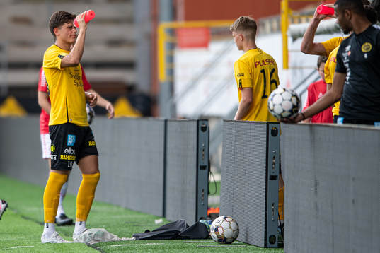 Elfsborgs Besfort Zeneli svalkar sig
