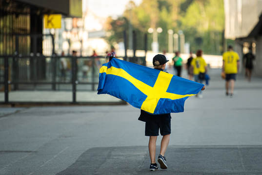 A young Swedish fan