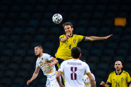Vahan Bichakhcyan of Armenia and Albin Ekdal of Sweden