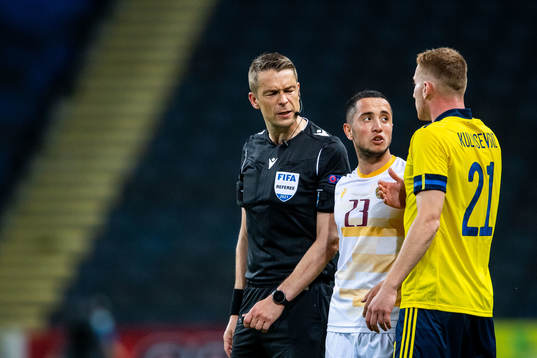 Referee Mattias Gestranius, Vahan Bichakhcyan of Armenia
