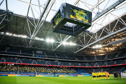 Players of Sweden are lined up