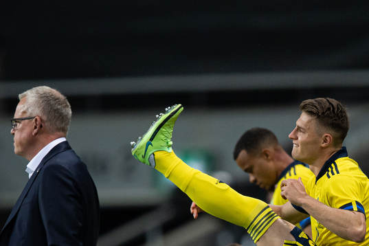 Janne Andersson, head coach, and Mattias Svanberg of Sweden