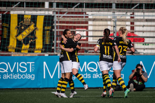 s Rosa Kafaji jublar med lagkamrater