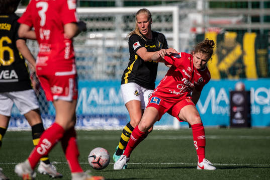 s Emma Santamäki och Örebros Jessie Scarpa
