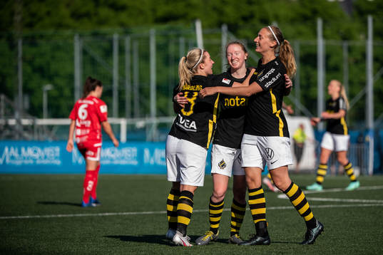 s Clara Härdling med lagkamrater jublar