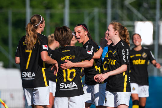s Honoka Hayashi och Matilda Rosqvist med lagkamrater jublar
