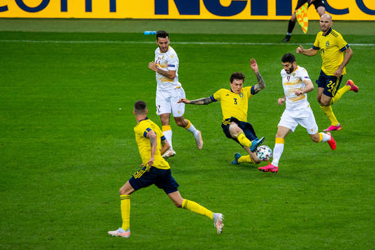 Victor Nilsson Lindelöf of Sweden and Artur Miranyan of