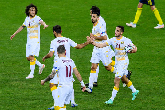 Vahan Bichakhcyan of Armenia celebrate together with