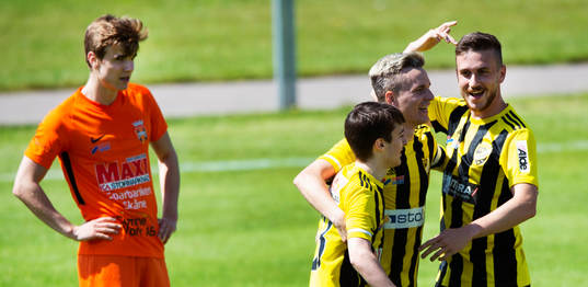 IFK Hässleholms Armin Culum har lagt in bollen som