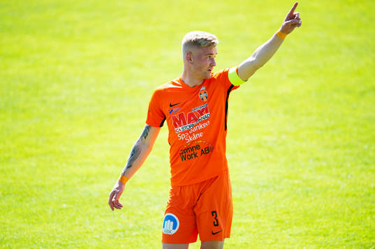 Kristianstads lagkapten Linus Svensson i matchen i division