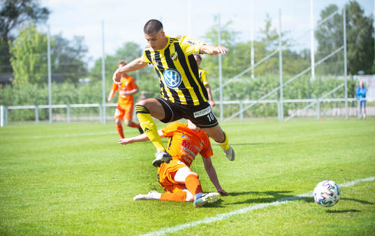 IFK Hässleholms Mustafa Owaid i matchen i division 2
