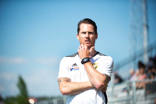 IFK Hässleholms tränare Johan Persson i matchen i