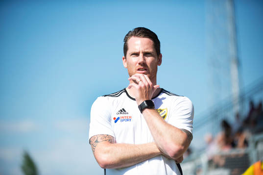 IFK Hässleholms tränare Johan Persson i matchen i