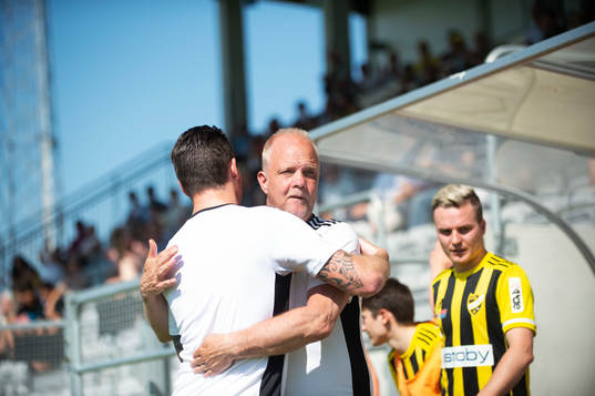 IFK Hässleholms tränare Johan Persson kramas av