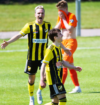 IFK Hässleholms Armin Culum har lagt in bollen som