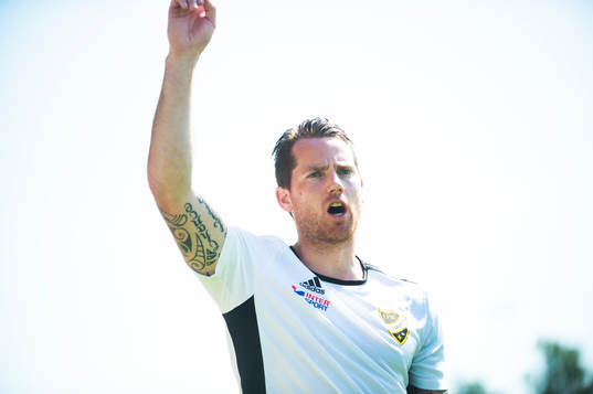 IFK Hässleholms tränare Johan Persson jublar över segern