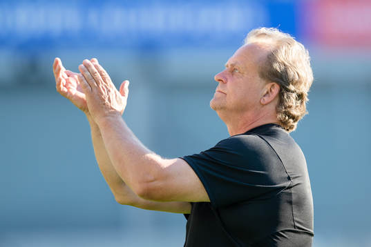 Värnamos assisterande tränare Jonas Thern applåderar
