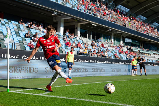 Örgrytes Lukas Browning Lagerfeldt slår en hörna