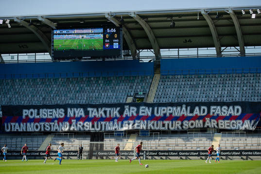En banderoll på läktarna