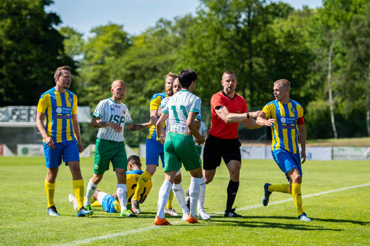 Domare Toni Galic håller bort Eskilsminnes Jonatan