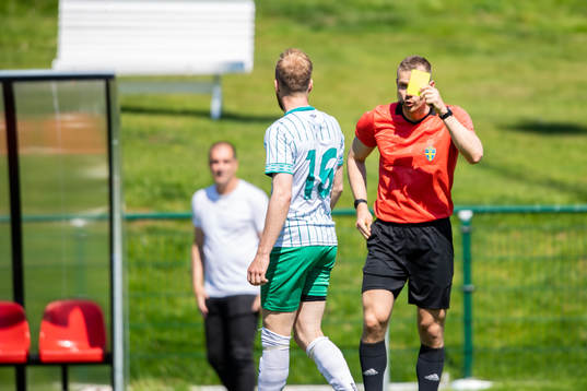 Västra frölundas Lukas Quist får ett gult kort av Domare