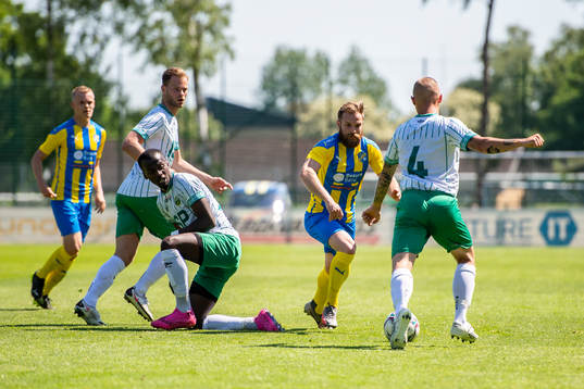 Eskilsminnes Emil Åberg ikamp med Västra frölundas Bryan