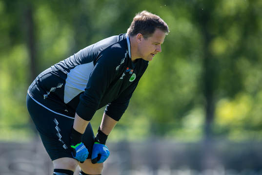 Västra frölundas Målvakt Rasmus Iversen deppar