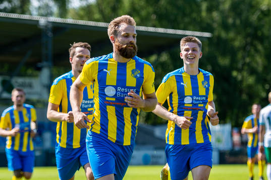 Eskilsminnes Emil Åberg jublar